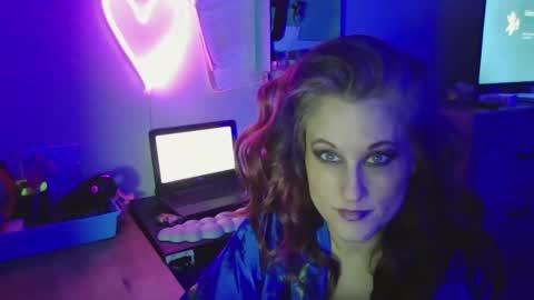 busybee83 online show from December 19, 2025, 12:23 pm