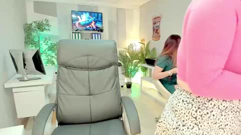 Sara and  Coral long hair online show from February 18, 2025, 11:22 am