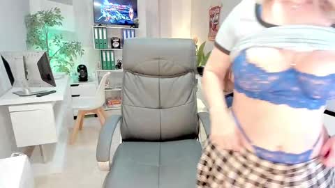 Sara and  Coral long hair online show from February 24, 2025, 6:04 pm
