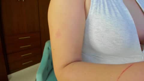 Snapshot of buunnyyhot chatting on February 16, 2025, 6:43 pm Rosse online show from February 16, 2025, 6:43 pm