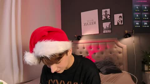 Snapshot of call__me_leo chatting on December 19, 2024, 5:50 pm Call me Leo online show from December 19, 2024, 5:50 pm