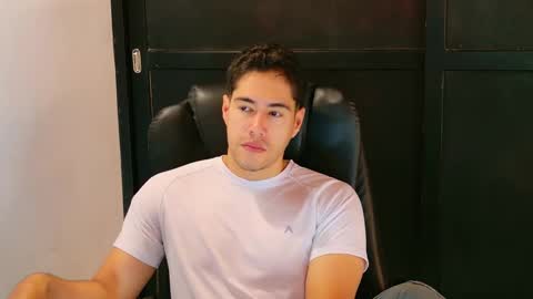 Snapshot of camara110 chatting on January 25, 2025, 3:19 am camara110 online show from January 25, 2025, 3:19 am