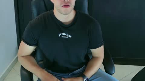 Snapshot of camara110 chatting on January 29, 2025, 7:53 pm camara110 online show from January 29, 2025, 7:53 pm