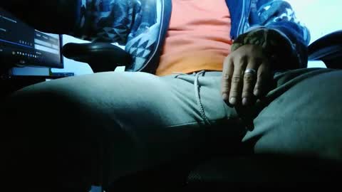 camiloincubo305064 online show from November 12, 2025, 12:27 pm