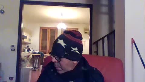 Snapshot of camomilla72 chatting on March 4, 2025, 3:44 am Cristian online show from March 4, 2025, 3:44 am