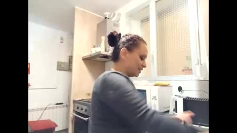 Snapshot of candela_brown chatting on December 22, 2024, 6:04 pm candela online show from December 22, 2024, 6:04 pm