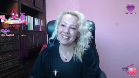 candy_hellenx online show from April 12, 2026, 1:16 pm
