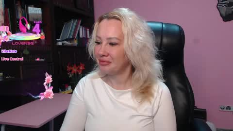 candy_hellenx online show from April 17, 2026, 3:53 am