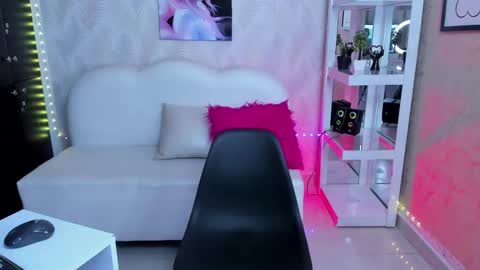 Candy online show from March 11, 2025, 8:31 pm