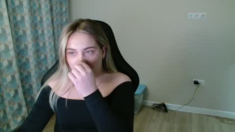 Snapshot of candymini chatting on March 12, 2025, 2:45 pm candymini online show from March 12, 2025, 2:45 pm