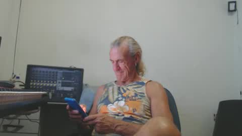 Snapshot of carlos2557 chatting on February 9, 2026, 9:52 pm carlos online show from February 9, 2026, 9:52 pm