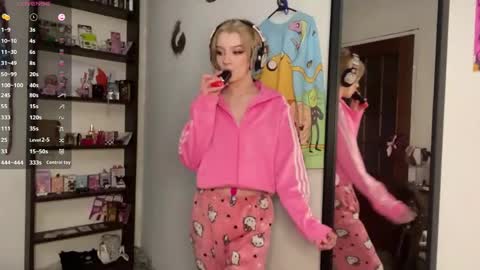 Elina online show from June 8, 2026, 9:04 pm