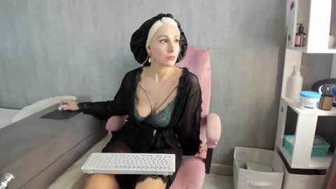 carol_may_ online show from September 18, 2025, 5:53 am