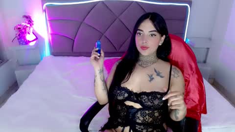 Snapshot of carolaine01 chatting on October 24, 2025, 7:43 pm Carolaine01 online show from October 24, 2025, 7:43 pm