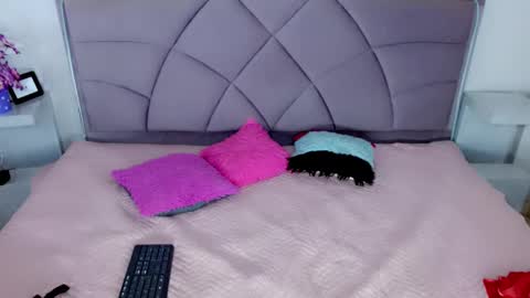 Snapshot of carolaine01 chatting on October 29, 2025, 8:32 pm Carolaine01 online show from October 29, 2025, 8:32 pm