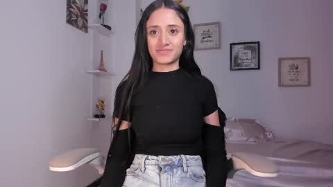 Snapshot of caroliine__ chatting on February 10, 2025, 12:30 am Caroline online show from February 10, 2025, 12:30 am