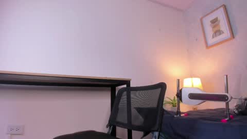  Caroline  online show from April 14, 2026, 11:38 am