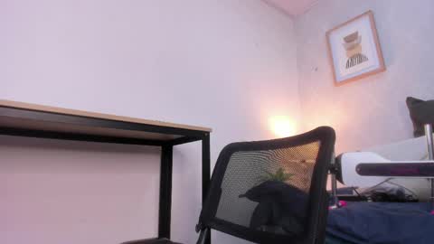 Snapshot of caroline_dh chatting on April 18, 2026, 11:25 am Caroline online show from April 18, 2026, 11:25 am