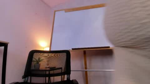 Snapshot of caroline_dh chatting on April 20, 2026, 10:29 am Caroline online show from April 20, 2026, 10:29 am