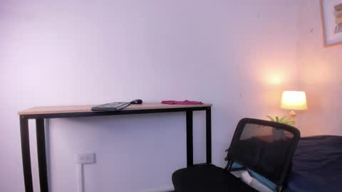 Snapshot of caroline_dh chatting on April 23, 2026, 11:42 am Caroline online show from April 23, 2026, 11:42 am