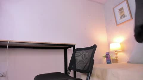 Snapshot of caroline_dh chatting on May 13, 2026, 11:29 am Caroline online show from May 13, 2026, 11:29 am
