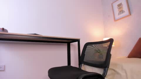 Snapshot of caroline_dh chatting on May 14, 2026, 11:39 am Caroline online show from May 14, 2026, 11:39 am