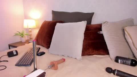 Snapshot of caroline_dh chatting on May 19, 2026, 11:38 am Caroline online show from May 19, 2026, 11:38 am