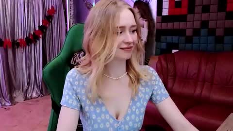 Caroline online show from November 11, 2025, 12:38 pm