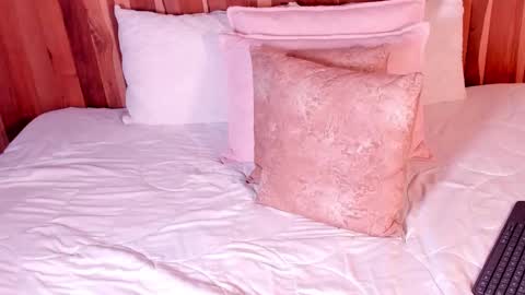 Caroline online show from December 4, 2025, 9:23 pm