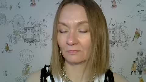 carra_hut online show from November 4, 2025, 12:26 pm