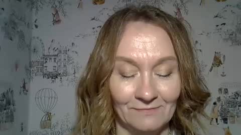 carra_hut online show from November 6, 2025, 8:43 pm