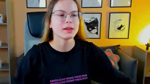 carrie_roses online show from September 18, 2025, 4:36 am