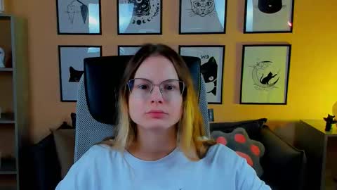carrie_roses online show from September 19, 2025, 4:14 am