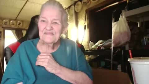 cat online show from November 5, 2025, 5:02 pm