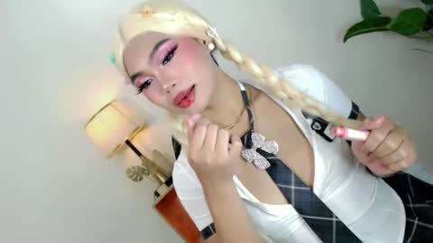 CatalenaX online show from November 16, 2025, 4:12 pm