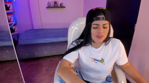 Snapshot of catalina_naughtyy chatting on December 23, 2024, 12:14 am Catalina online show from December 23, 2024, 12:14 am