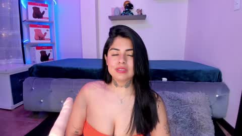 Snapshot of catalina_naughtyy chatting on February 3, 2025, 10:54 pm Catalina online show from February 3, 2025, 10:54 pm