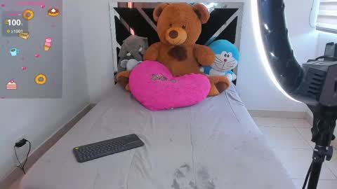 Catalina  online show from September 24, 2025, 10:13 pm