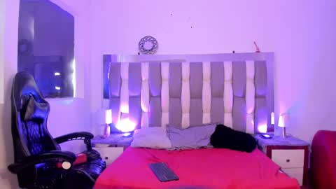 Snapshot of catarsiss_moon chatting on December 6, 2024, 3:00 pm Cat online show from December 6, 2024, 3:00 pm