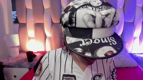 Snapshot of catarsiss_moon chatting on December 19, 2024, 6:01 pm Cat online show from December 19, 2024, 6:01 pm