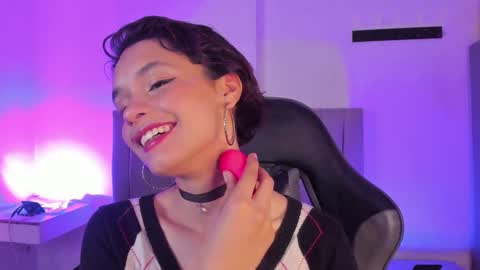 Snapshot of catarsiss_moon chatting on February 7, 2025, 8:20 pm Cat online show from February 7, 2025, 8:20 pm