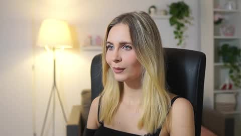 catecrago  online show from November 24, 2025, 2:06 pm