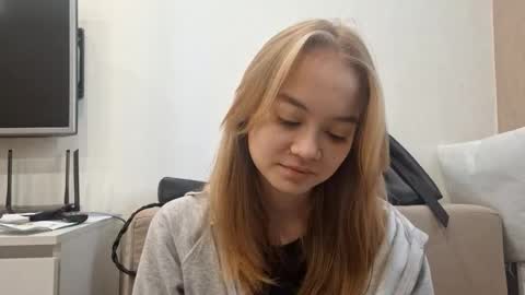 Alisa online show from November 3, 2025, 9:43 am