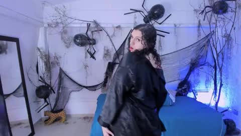 Catleya  online show from October 28, 2025, 8:11 pm