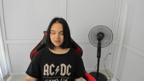 Snapshot of catrine_cute chatting on June 18, 2026, 6:35 am Catrine online show from June 18, 2026, 6:35 am
