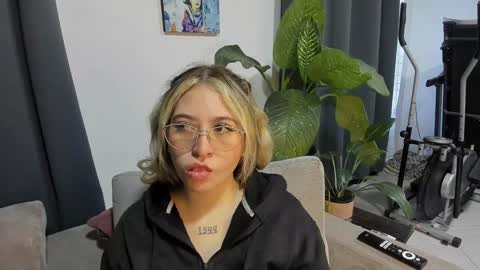 Snapshot of ccuteass chatting on December 4, 2024, 11:30 am ccuteass online show from December 4, 2024, 11:30 am