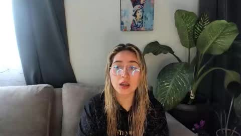 Snapshot of ccuteass chatting on January 9, 2025, 3:23 pm ccuteass online show from January 9, 2025, 3:23 pm