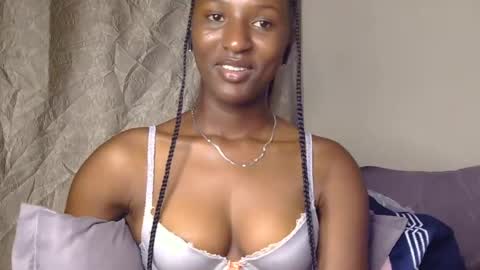 Snapshot of cee_queen chatting on June 19, 2026, 2:32 pm cee_queen online show from June 19, 2026, 2:32 pm