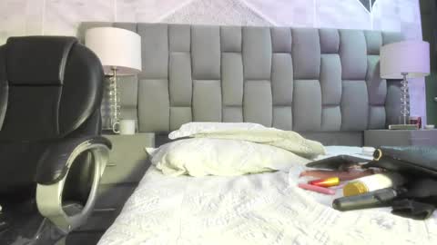 Snapshot of channelwhite_ chatting on September 10, 2025, 12:32 am Channel online show from September 10, 2025, 12:32 am