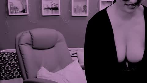 The Queen online show from March 8, 2026, 2:04 am